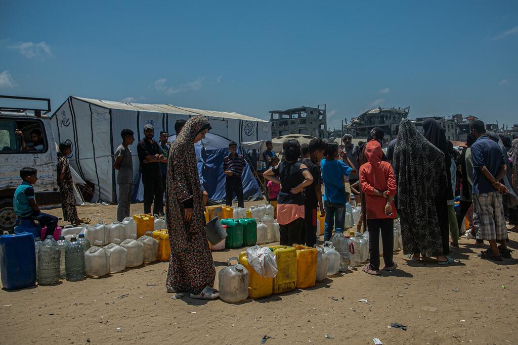 Displaced families in Gaza rely on trucked water to meet their daily needs. (file photo)
